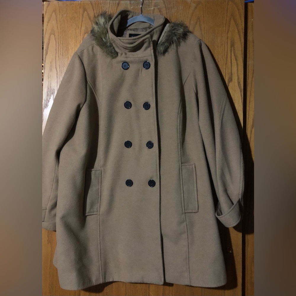 Maxwell Studio peacoat with fur hood. 3X. Tan
